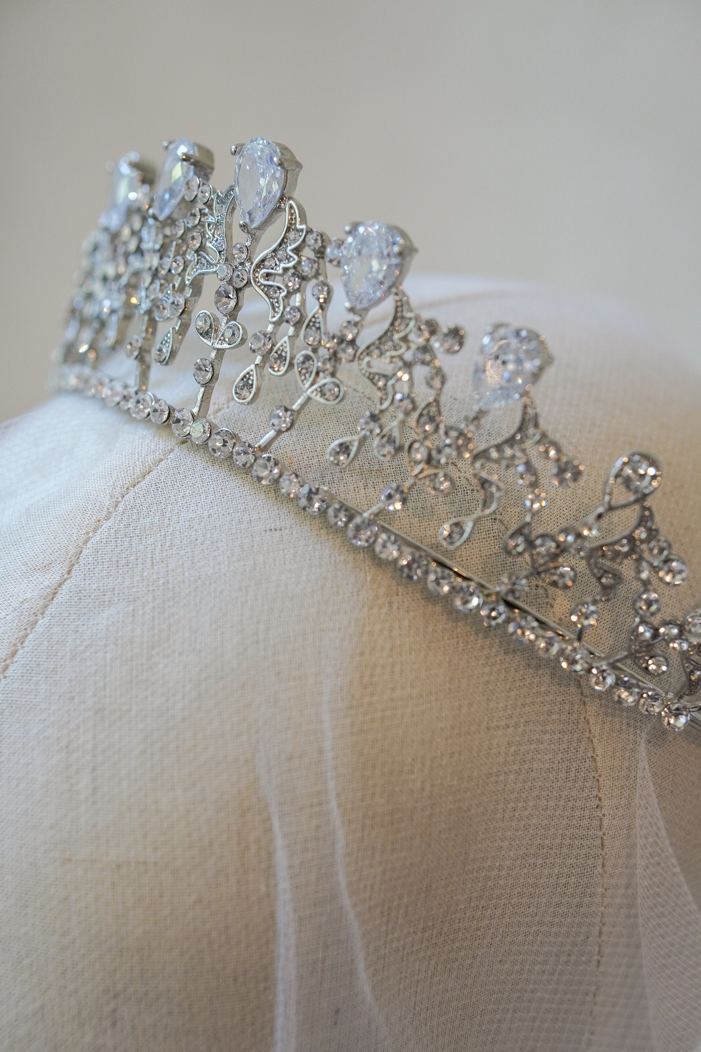 BELLE CROWN